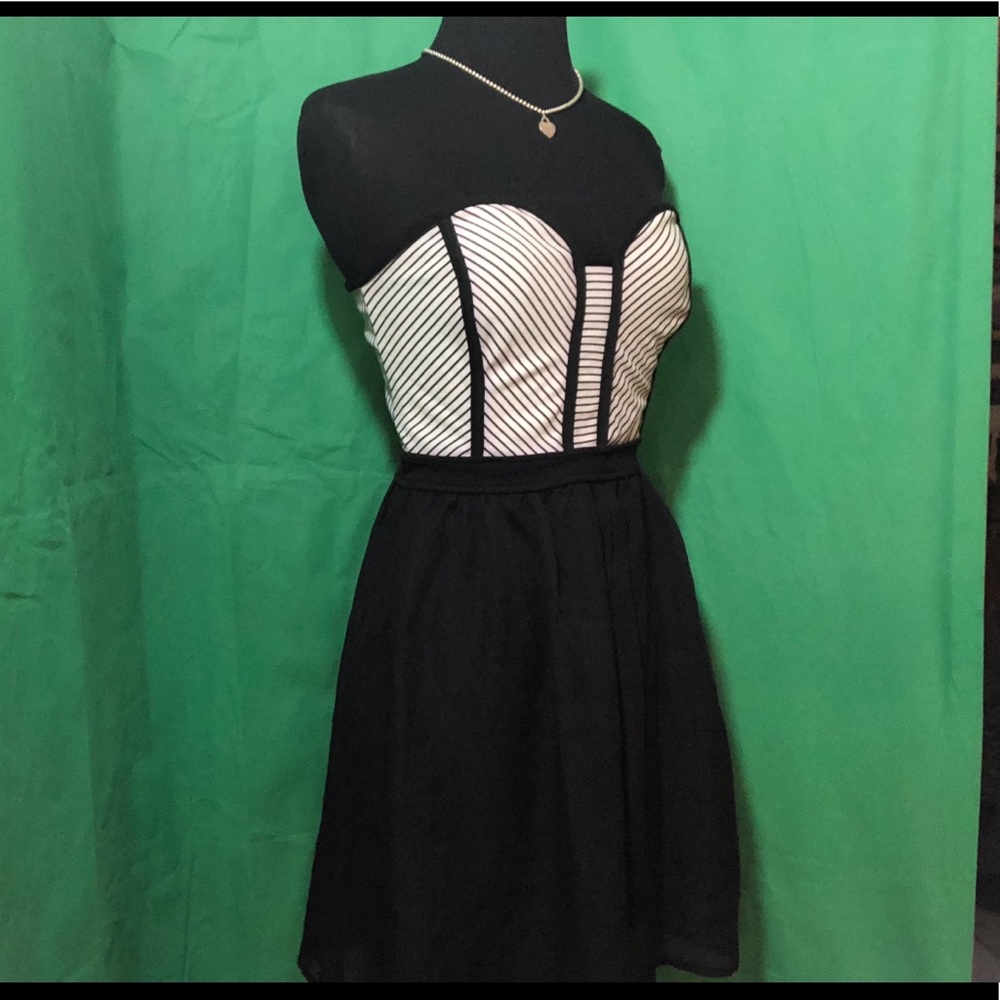 👗‎ NWOT Malloy size M black & white bustier dress